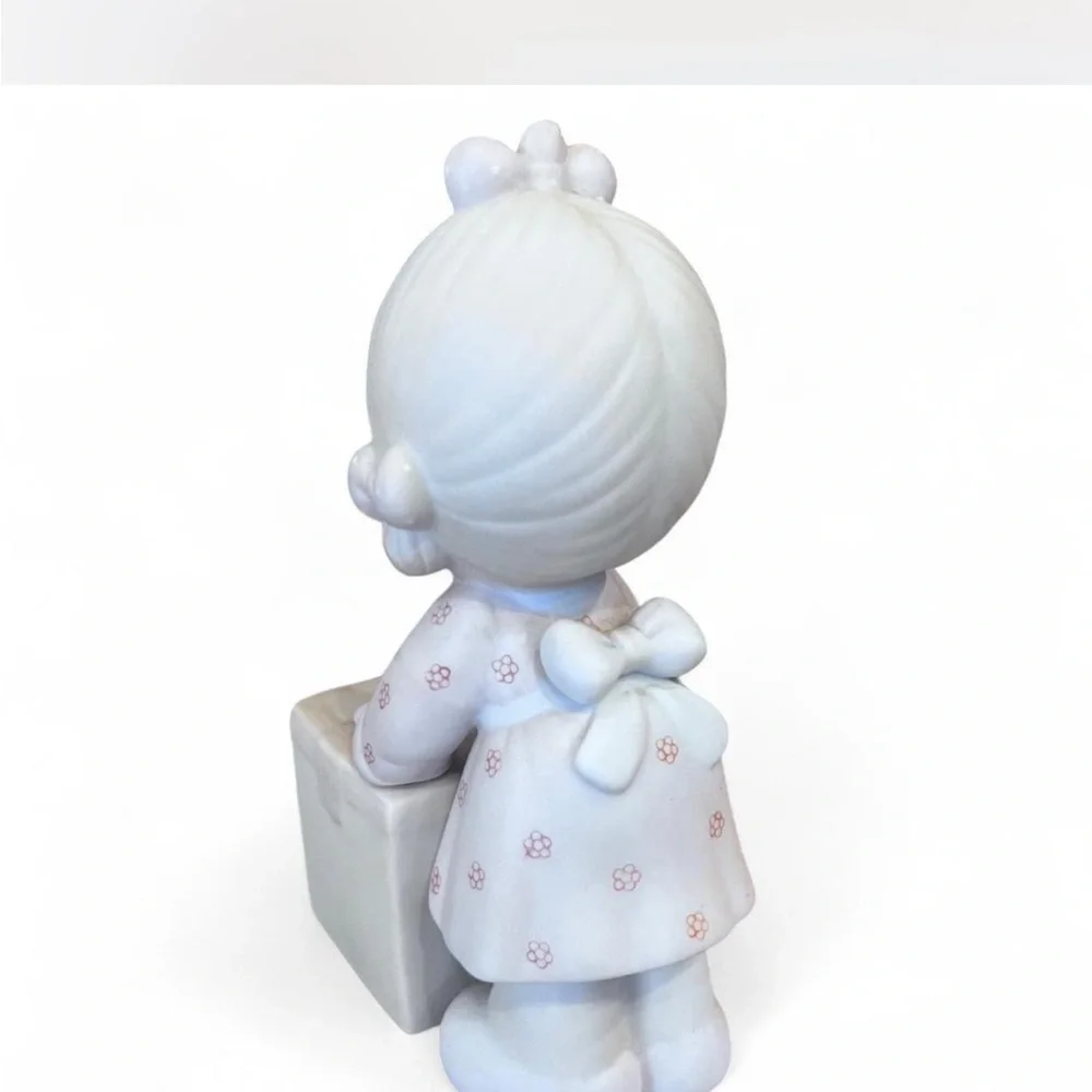 1987 Precious Moments Symbol of Membership ‘Sharing is Universal’ figurine